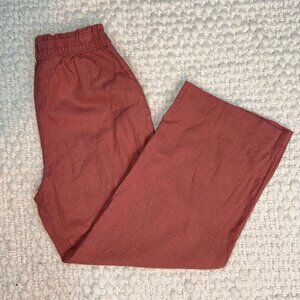 Cute and comfy wide-leg linen pants.